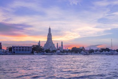 Wat Arun Ratchawararam, Gün batımında Bangkok Tayland turizm en iyi. mor ton
