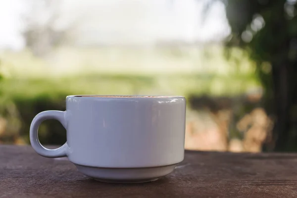 一杯热咖啡在木地板和自然背景复古风格 — 图库照片