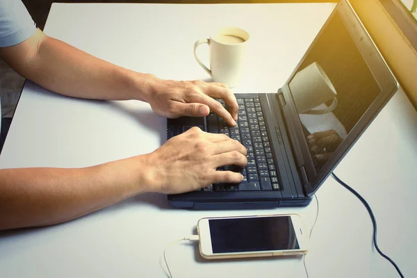 Empresário Trabalhando Seu Trabalho Com Notebook Mesa Branca Escritório Xícara — Fotografia de Stock