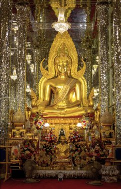 Uthai Thani. Tayland - 19 Haziran 2019 Katedral cam Altın Buda heykeli. Wat Tha-sung Uthai Thani Buda en iyi