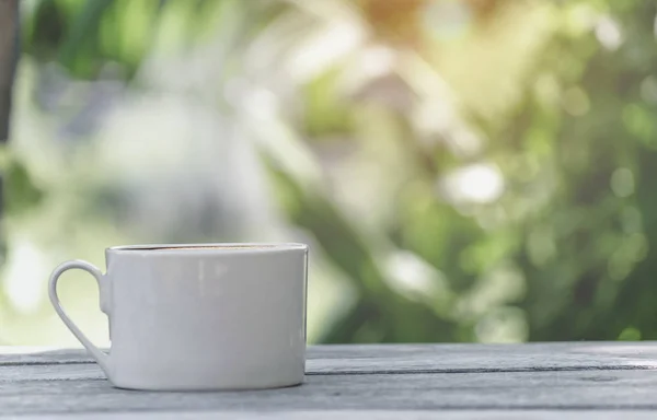 Heiße Kaffeetasse Mit Weißem Holztisch Und Grünem Blatthintergrund Mit Kopierraum — Stockfoto