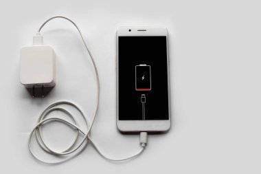 Akıllı Telefon Beyaz arka planda Usb Kablosu beyaz renk ile Hızlı Şarj için şarj bağlı