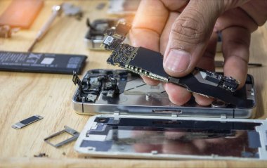 Iphone anakart tamir masada profesyonel teknisyen tarafından akıllı telefon için anakart içine
