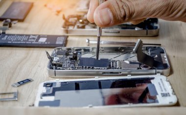 Iphone anakart tamir masada profesyonel teknisyen tarafından akıllı telefon için anakart içine