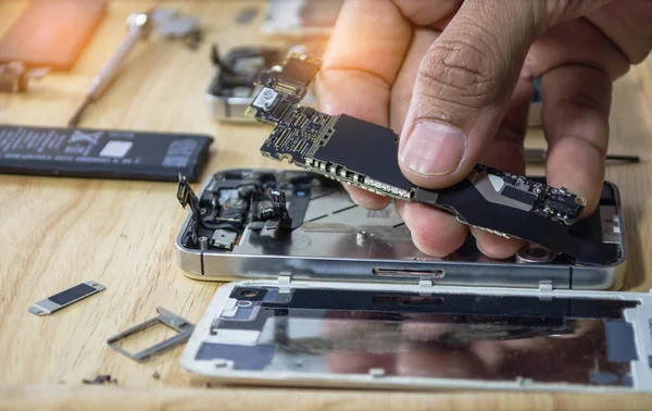 Iphone anakart tamir masada profesyonel teknisyen tarafından akıllı telefon için anakart içine