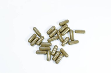 Beyaz arka planda izole üst görünümünde bitkisel ilaçlar kapsüller