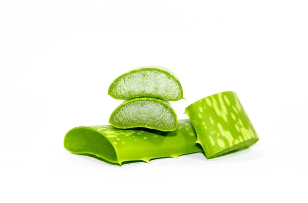 Beyaz arka plan üzerinde izole edilmiş taze aloe vera dilimlenmiş yakın çekim.