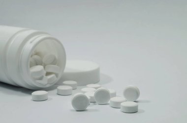 Aspirin parasetamol ilaç kapsülü antibiyotik için beyaz arka planda beyaz şişe tedavisine yardımcı olur