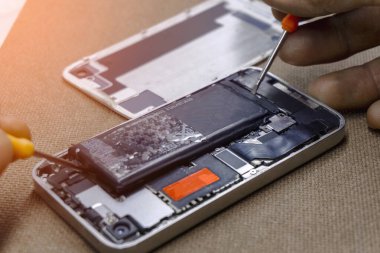 Yakından, akıllı telefon tamiri için profesyonel teknisyen bataryasının adamları.