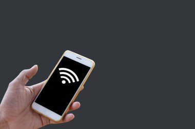 Erkek eli, iş adamı elinde temiz siyah ekranlı bir akıllı telefon ve gri renkli arka planda izole edilmiş kablosuz kablosuz internet sinyali ile Pat illüstrasyon tasarımı.