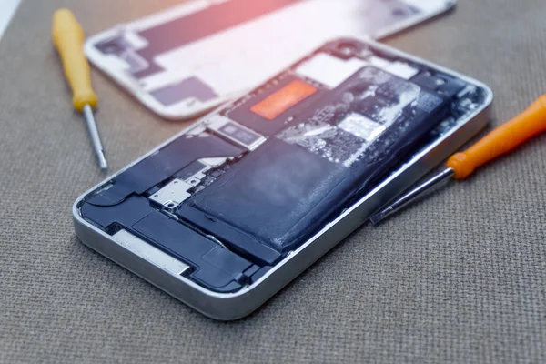 Profesyonel teknisyen tarafından akıllı telefon için telefon aküsü onarımının kapatılması