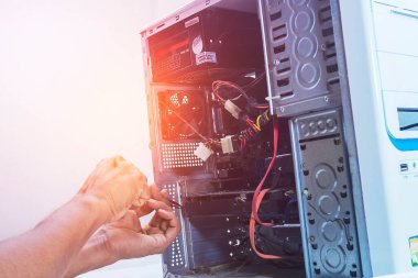 Bilgisayar teknisyeni grafik kartı ya da temizlik onarıyor. Bilgisayar servis merkezinde.