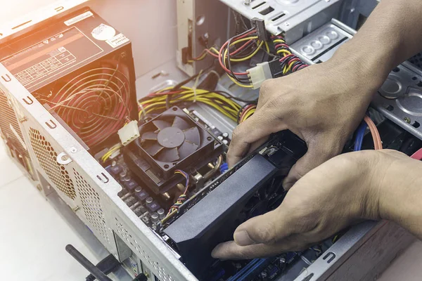 Técnico Reparação Cartão Gráfico Limpeza Computador Centro Serviços Computador — Fotografia de Stock