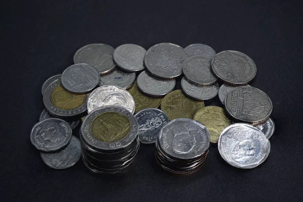Tayland baht madeni para yakın çekim madeni para 1, 2, 5 ve 10 baht Tayland siyah arka plan