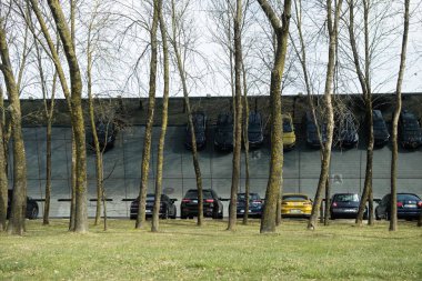 şehrin elit bölgesinde ayna evin yakınında park edilmiş arabalar