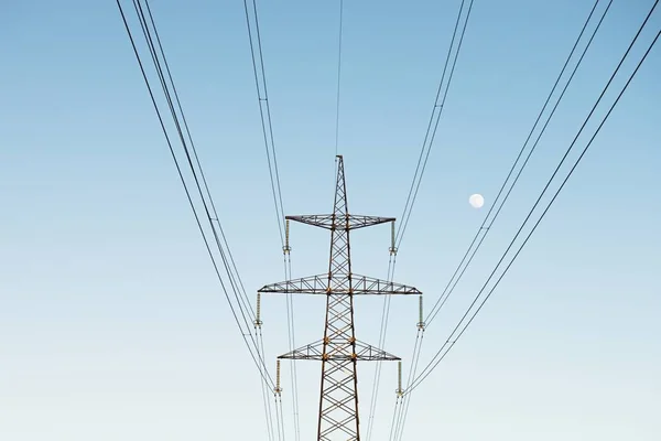 Верхний старый электрический столб на фоне голубого неба — стоковое фото