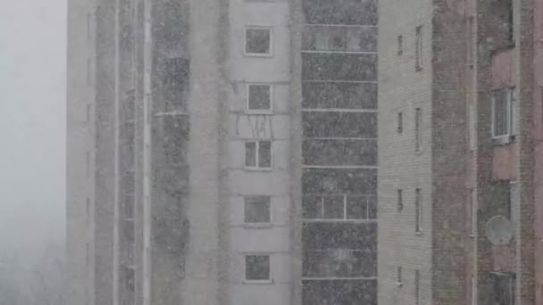 Πολυδιαμερίσματα Μπλοκ Χιονισμένη Μέρα Στη Λιθουανία — Αρχείο Βίντεο