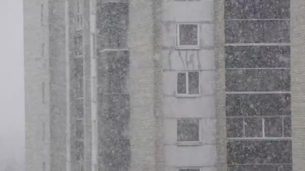 多公寓街区在立陶宛的雪天 — 图库视频影像