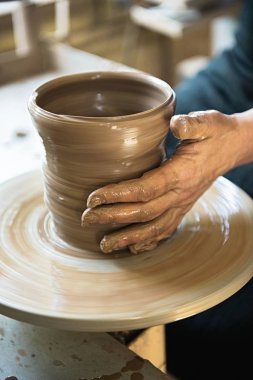 Bir dantel üreticisi ve seramikçi sanat oluşturmak