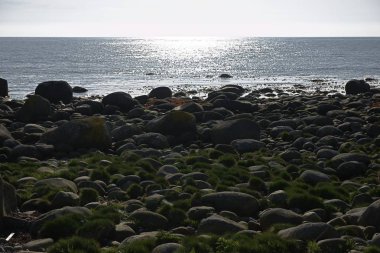 güzel dağ manzarası, taşlar, yeşil çimen, mavi deniz,