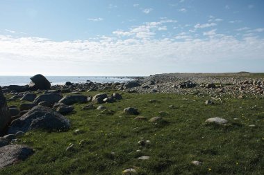 güzel dağ manzarası, taşlar, yeşil çimen, mavi deniz,