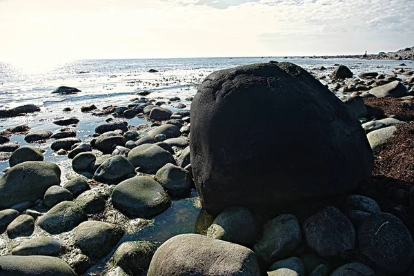 Hermoso paisaje de montaña, piedras, hierba verde, mar azul , — Foto de Stock