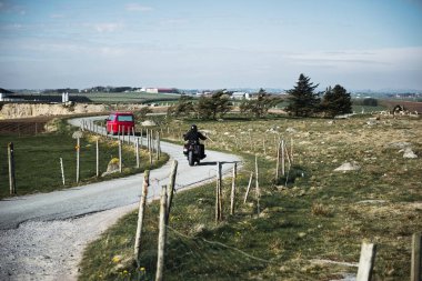 küçük kırmızı otobüs ve motocycle ile yol arka plan