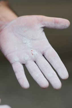 Genç sporcu antrenmana hazırlanıyor. El Yakın Çekim