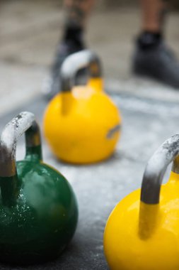 Spor salonunda spor ekipmanları. katta su ısıtıcısı çan