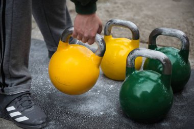 Genç sporcu gündüz antrenmanına hazırlanıyor.