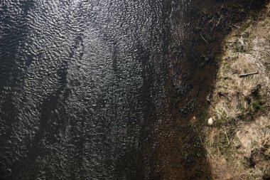 Havadan üst görünümü, güneşli bir günde küçük sessiz nehrin kırsal bahar panoraması