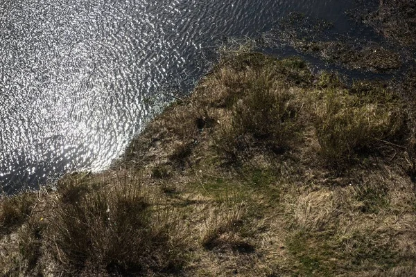 Pohled na vzdušný výhled, venkovská jarní Panorama malé tiché řeky za slunečného dne — Stock fotografie