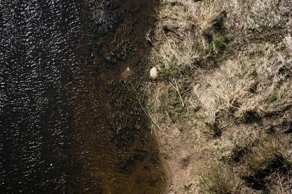 Pohled na vzdušný výhled, venkovská jarní Panorama malé tiché řeky za slunečného dne — Stock fotografie