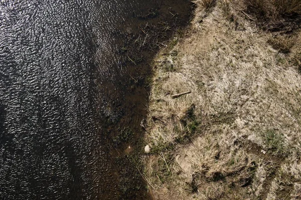 Widok z góry z lotu ptaka, Panorama wsi małej cichej rzeki w słoneczny dzień — Zdjęcie stockowe