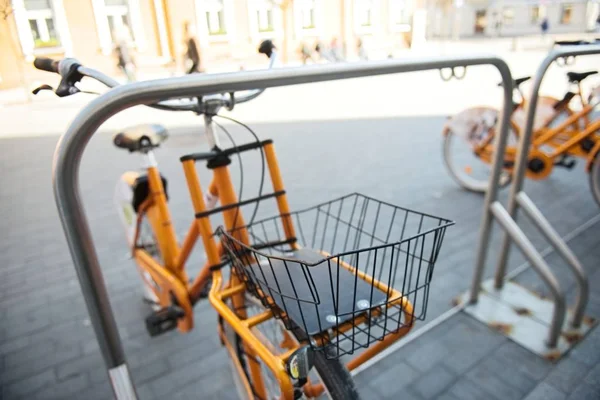 Fragmento da bicicleta na cidade — Fotografia de Stock