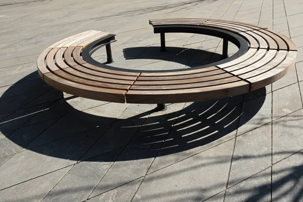 나무 현대 디자인 둥근 원형 공원 벤치 — 스톡 사진