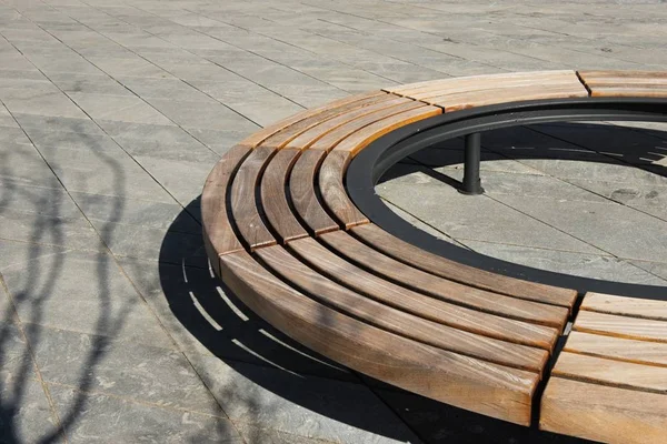 Holz modernes Design runde runde Parkbank — Stockfoto