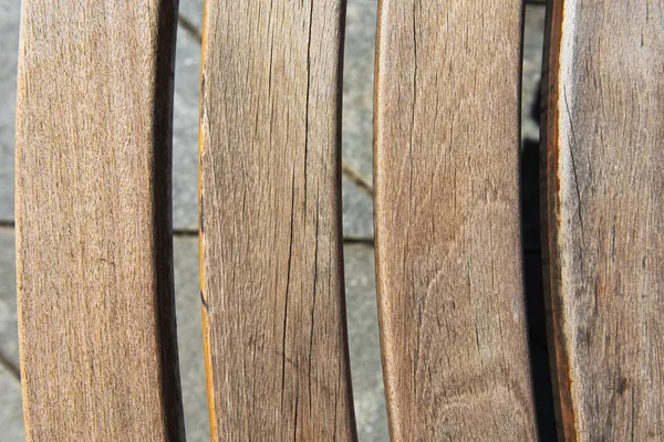 Деревянная современная круглая скамейка в парке — стоковое фото