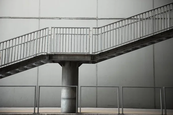 Sortie de secours par un escalier dans un bâtiment — Photo