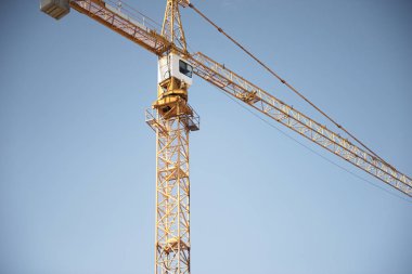 Vinç. İnşaat vinci. Mavi gökyüzüne karşı büyük vinç. Kule vinç.