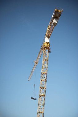 Vinç. İnşaat vinci. Mavi gökyüzüne karşı büyük vinç. Kule vinç.