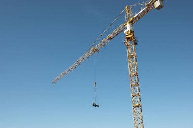 Vinç. İnşaat vinci. Mavi gökyüzüne karşı büyük vinç. Kule vinç.