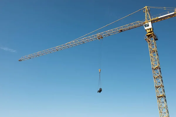 Crane. Construction crane. Huge crane against blue sky. Tower crane. — Stock Photo, Image