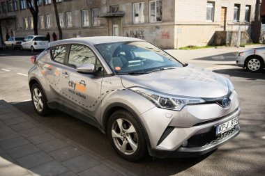 Kaunas, Litvanya, Nisan 15, 2019: gri renkli araba Ile logo Citybee on Street.