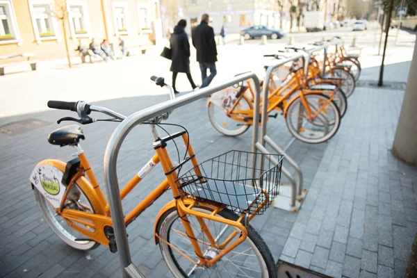 Kaunas, Lituanie, le 15 avril 2019 : Des vélos partagés sont alignés dans les rues — Photo