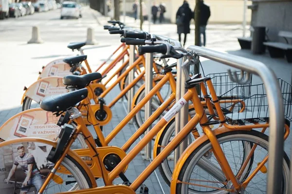Kaunas, Litouwen, 15 april 2019: gedeelde fietsen zijn opgesteld in de straten — Stockfoto