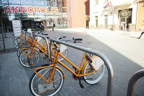 Kaunas, Lituanie, le 15 avril 2019 : Des vélos partagés sont alignés dans les rues — Photo