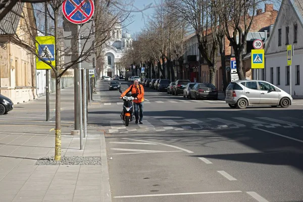 Kaunas, Lituanie, 15 avril 2019 : Un homme pousse son scooter au parking — Photo