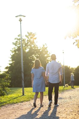 birkaç çimenli ve yeşil yol boyunca yürüyüş