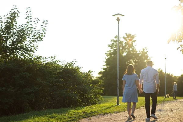 Paar läuft durch grasbewachsene und grüne Straße — Stockfoto